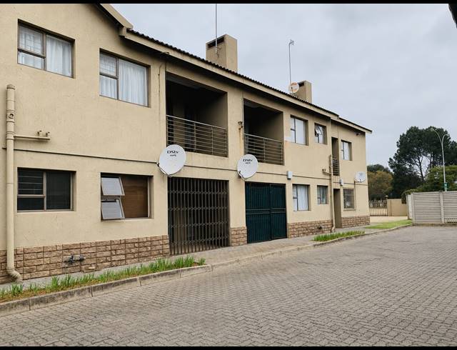 2 BEDROOM APARTMENT FOR SALE IN VANDERBIJLPARK SE 6